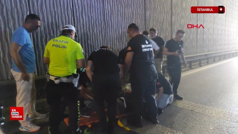 İstanbul'da otomobile çarpan motosiklet sürücüsü yola savruldu