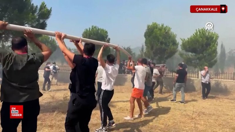Çanakkale'de vatandaşlar, yangınla mücadele eden ekiplere destek oluyor