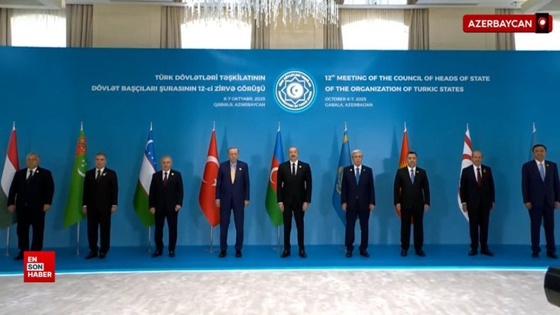 Cumhurbaşkanı Erdoğan, TDT Zirvesi'nde aile fotoğrafına katıldı