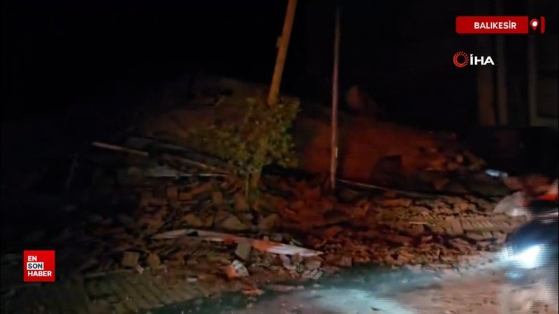 Balıkesir'de depremde bir bina yıkıldı