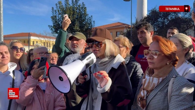 Başıboş sokak köpeklerini beslemek isteyen bir grup, İstanbul Valiliği önünde eylem yaptı