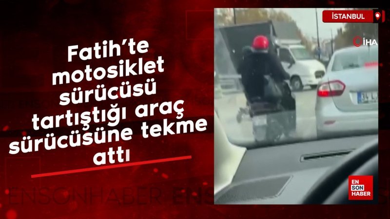Fatih’te motosiklet sürücüsü tartıştığı araç sürücüsüne tekme attı