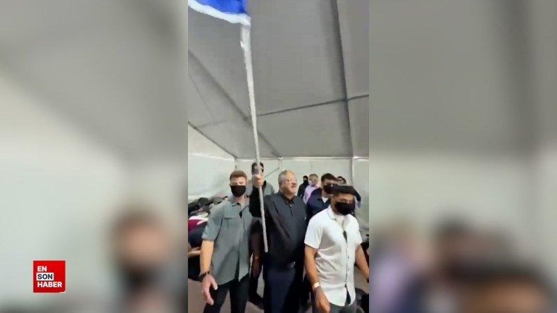 İsrail Güvenlik Bakanı Ben Gvir Küresel Sumud filosu aktivistlere hakaret etti, İsrail bayrağı salladı
